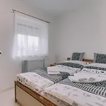 Bekeapartmanhaz Pusztavacs